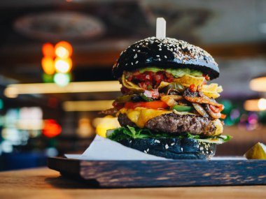 Sığır cutlet ile büyük Burger, siyah topuz ve mantar