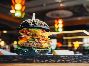 Sığır cutlet ile büyük Burger, siyah topuz ve mantar