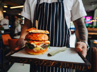 Sığır cutlet ile büyük Burger, beyaz topuz ve pepperoni pizza