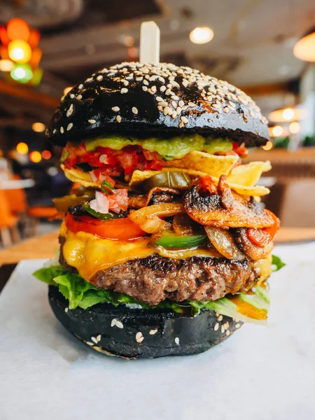 Duży Burger z kotlet wołowy, czarny kok i grzyby — Zdjęcie stockowe