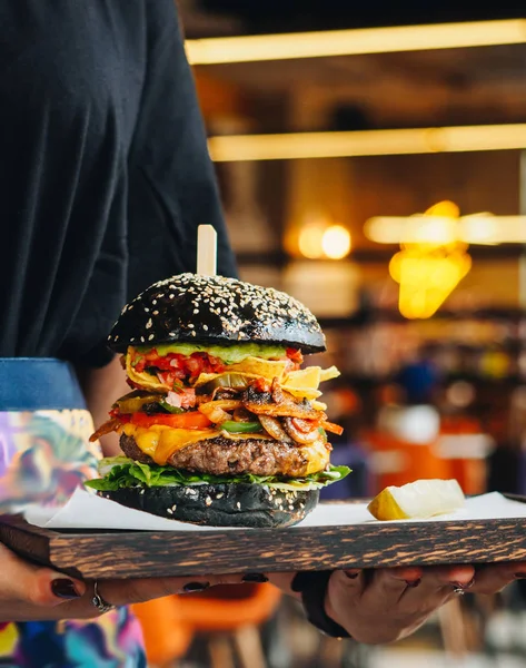Sığır cutlet ile büyük Burger, siyah topuz ve mantar