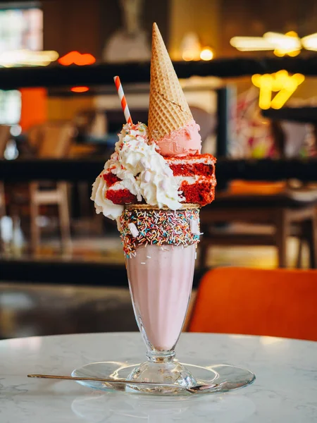 Dondurma, kek ve krema ile pembe Freak Shake — Stok fotoğraf
