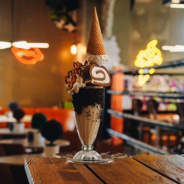 Dondurma, Brezel, kek ve krema ile çikolata Freak Shake