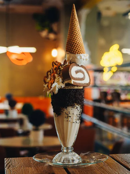 Dondurma, Brezel, kek ve krema ile çikolata Freak Shake — Stok fotoğraf