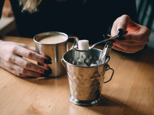 カフェで女性の手でコーヒーカプチーノエナメルカップ — ストック写真