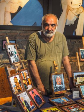 Tiflis, Gürcistan - Mayıs 2019. Temuri Kuliani 'nin Tiflis' in eski merkezindeki resim dükkanı.