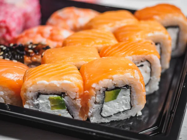 Zestaw Rolek Sushi Pudełkach Plastikowych Białym Tle — Zdjęcie stockowe