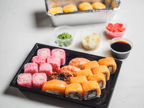 Zestaw Rolek Sushi Pudełkach Plastikowych Białym Tle — Zdjęcie stockowe
