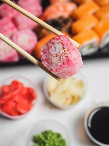 木製の箸でピンクのご飯ロール 食品の配達 — ストック写真
