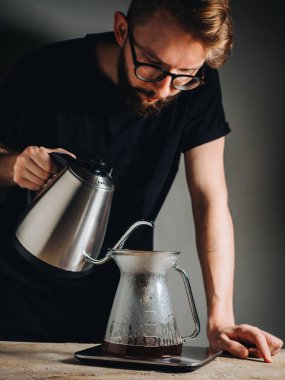 İnsan yapımı için çaydanlık ile filtre kahve yapıyorum..