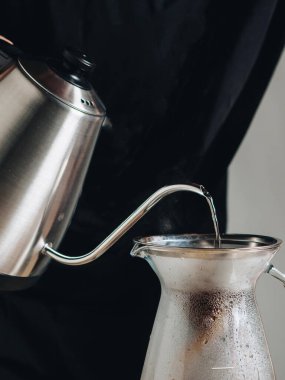 Demlenmek için çaydanlık ile filtre kahve yapmak.