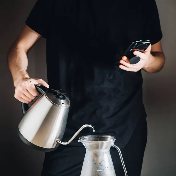 人による醸造のための釜でフィルターコーヒーを作る — ストック写真