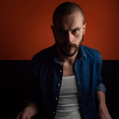 Çocuk kot gömlek ve koyu arka plan ile davul çalmaya