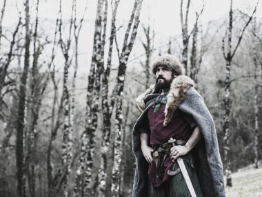 Viking Şef Jarl ormanda