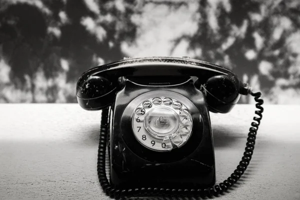 Eski Masadaki Eski Dönen Telefon Siyah Beyaz Fotoğraf — Stok fotoğraf