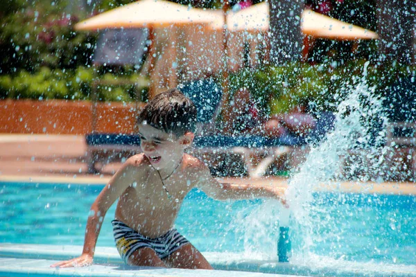Счастливый Маленький Мальчик Играющий Фонтаном Воды Бассейне Стоковое Изображение
