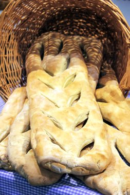 Tema görüntü ev yapımı ekmek tam bir hasır sepet ile pişirme.