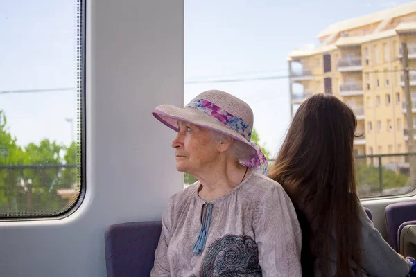 ट्रेन यात्रा पर वरिष्ठ महिला रॉयल्टी फ़्री स्टॉक इमेज