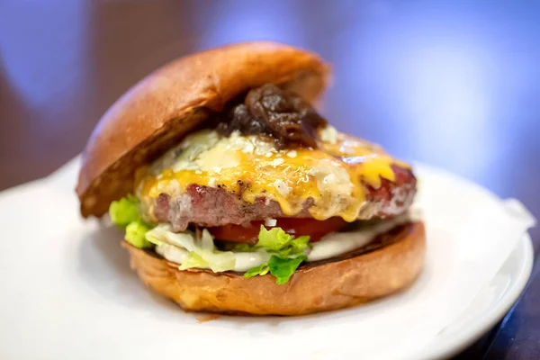 Primer plano de una jugosa hamburguesa . — Foto de Stock