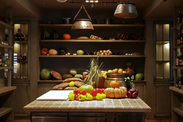 Много свежих овощей на кухне Лицензионные Стоковые Изображения