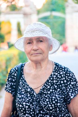 Yaz aylarında dışarıda duran yaşlı kadının yakın portresi