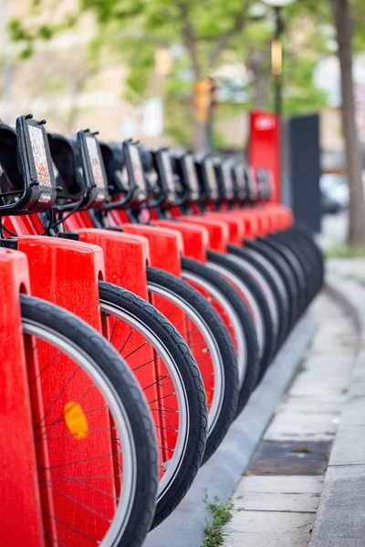 Alquiler de bicicletas en la calle de la ciudad. Transporte público de estacionamiento —  Fotos de Stock