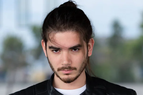 Yakışıklı genç sakallı adam dışında poz.