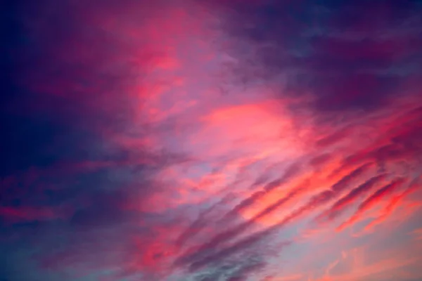 Bunte dramatische Himmel mit Wolken bei Sonnenuntergang — Stockfoto
