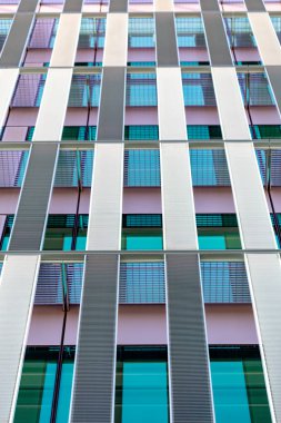 Modern cephe eğri ile bina.