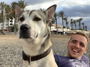 En iyi arkadaşım köpeğiyle mutlu adam inanılmaz samimi portresi.