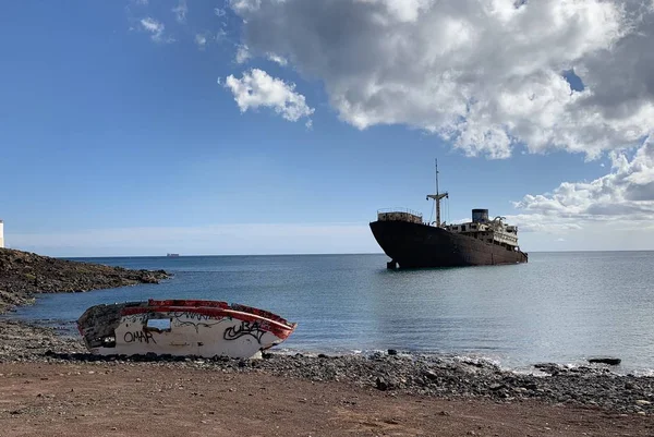 Limandaki eski terk edilmiş gemi.