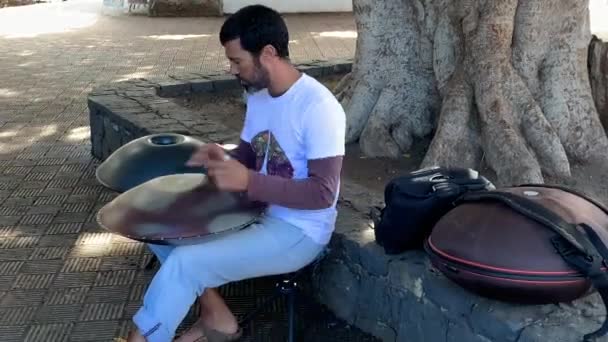 Jonge Man Speelt Een Muziekinstrument Hangen Plaats Buurt Van Masca — Stockvideo