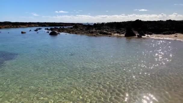 Ved Høyvann Lanzarote Øya Orzola Strand Utrolig Vannskimmer – stockvideo