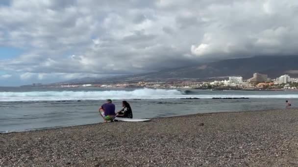 Pár Surfařů Sedí Oceánu Prodiskutují Plavání Chlápek Dívkou Pozadí Oceánu — Stock video