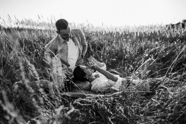 Sevimli çift mutlu. Genç aileden hakiki duygular