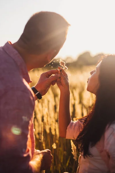 Sevimli çift mutlu. Genç aileden hakiki duygular