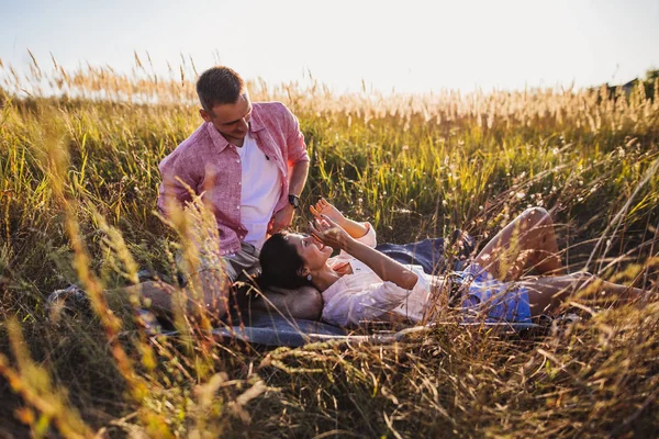 Schöne Paar Sind Glücklich Echte Emotionen Bei Der Jungen Familie — Stockfoto