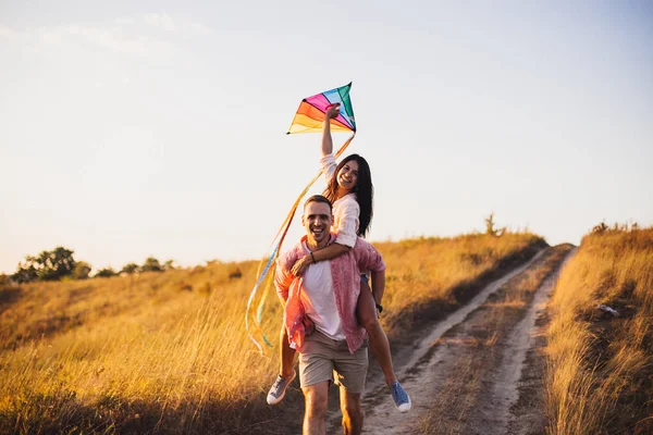 Sevimli çift mutlu. Genç aileden hakiki duygular