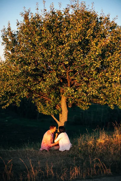 Casal Encantador São Felizes Emoções Genuínas Pela Família Jovem — Fotografia de Stock