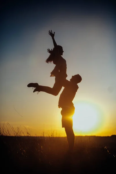 Genç adam kadınını gökyüzüne fırlatıp dünyaya gerçek duygular yolluyor..