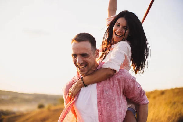 Genç adam kadınını gökyüzüne fırlatıp dünyaya gerçek duygular yolluyor..