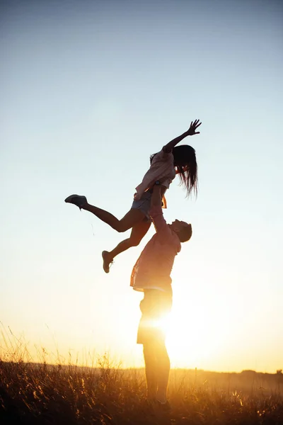 Νεαρός Άντρας Πετάει Γυναίκα Του Στον Ουρανό Στέλνουν Γνήσια Συναισθήματα — Φωτογραφία Αρχείου