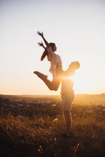 Jovem Atira Sua Mulher Para Céu Eles Enviam Emoções Genuínas — Fotografia de Stock