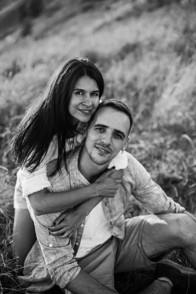 Birbirine aşık genç bir çiftin portresi. Birlikte mutlular..