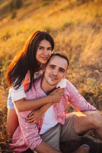 Birbirine aşık genç bir çiftin portresi. Birlikte mutlular..