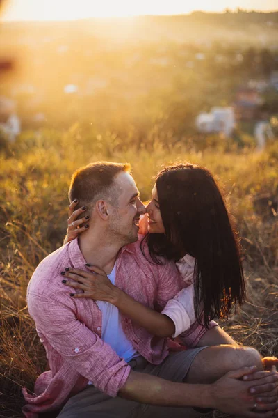 Birbirine aşık genç bir çiftin portresi. Birlikte mutlular..
