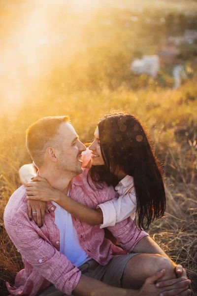 Birbirine aşık genç bir çiftin portresi. Birlikte mutlular..