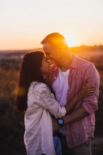 Birbirine aşık genç bir çiftin portresi. Birlikte mutlular..