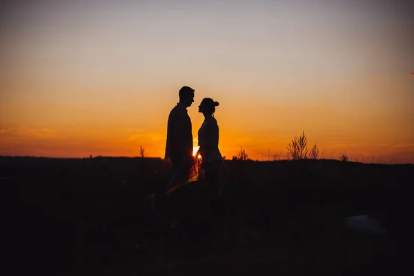 Silhouette Von Verliebten Bei Sonnenuntergang Sie Küssen Und Umarmen Sich — Stockfoto