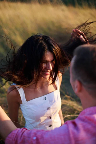 Birbirine aşık genç bir çiftin portresi. Birlikte mutlular..